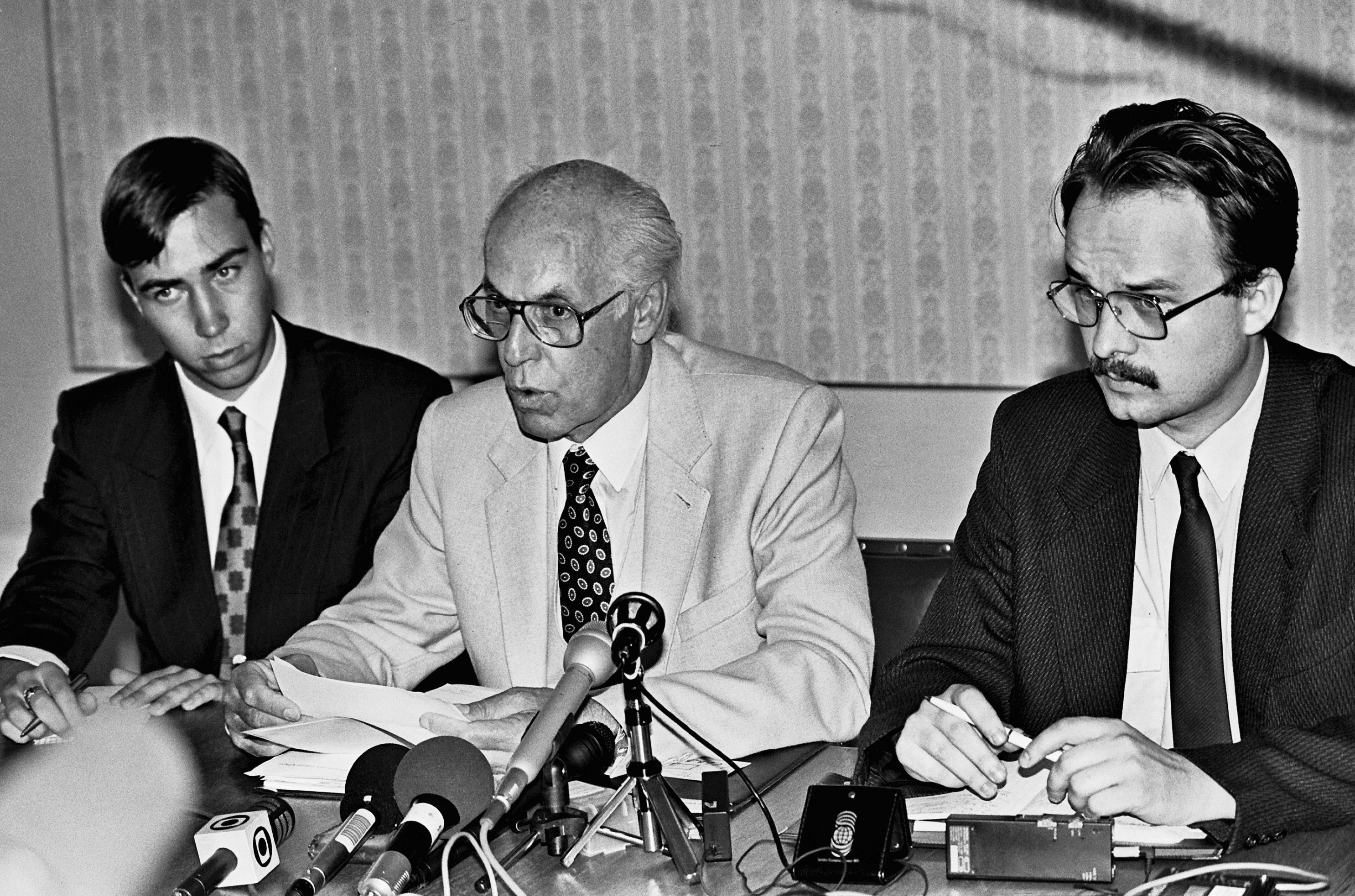 Having returned from Finland on the evening of 23 August 1991 to what was now the independent Republic of Estonia, foreign minister Lennart Meri is attending a press conference at the ministry of foreign affairs on Toompea Hill with Toivo Klaar and Tiit Pruuli. Photo by Peeter Langovits, from the archive of the foreign ministry.