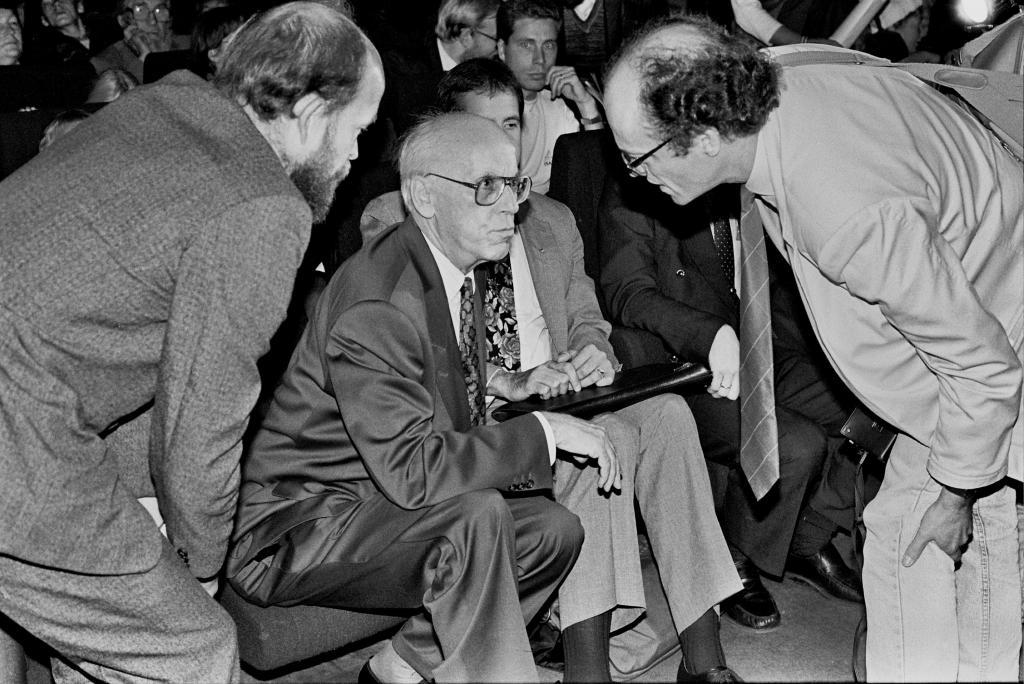 Lennart Meri with supporters at the Tallinn Linnahall during his presidential election campaign. Photo by Peeter Langovits, from the archive of the foreign ministry.