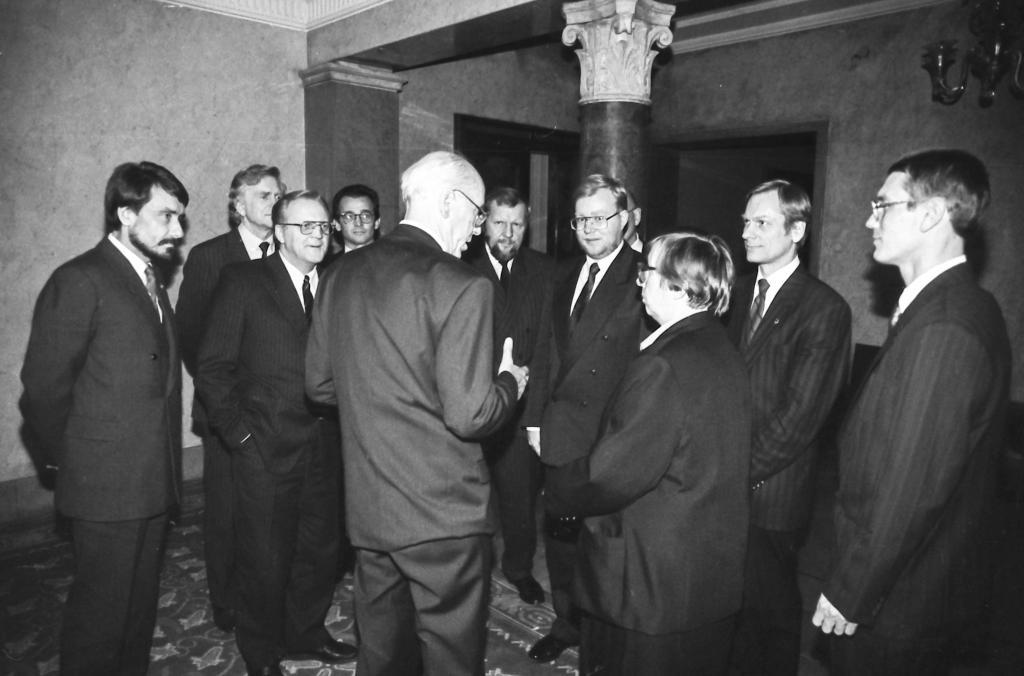After the appointment of Mart Laar's government, its members and the president posed for a group photograph in the foyer of Kadriorg Palace. Photo by Peeter Langovits, from the archive of the foreign ministry.